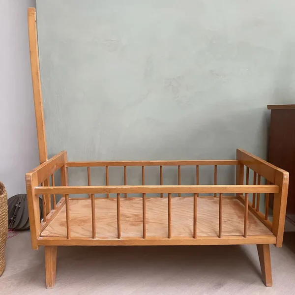 Tweedehands poppenbedje met spijlen